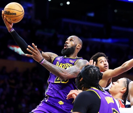 LeBron James đạt cột mốc đặc biệt ở tuổi 40, trở thành người thứ hai làm được điều này ở NBA