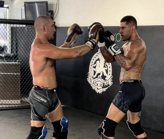 Alex Pereira "tự nhận lấy nguy hiểm" vì giúp Sean Strickland ở UFC 312?
