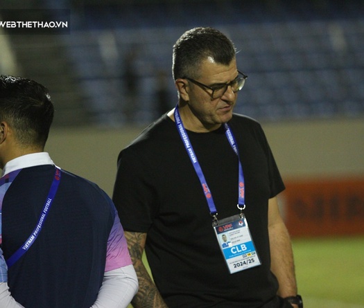 Rời Đà Nẵng rất nhanh và căng, HLV Roland thốt lên: “Tôi không dối trá”