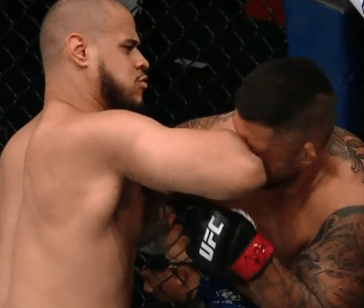 Tân binh 2 mét ra mắt UFC bằng cú chỏ knockout lạnh người