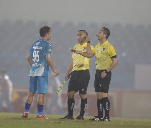 V.League bước vào giai đoạn “nhạy cảm”, trọng tài càng… nóng