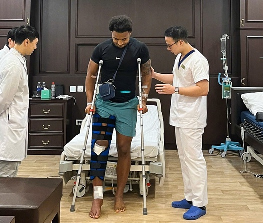 Xuân Son và Hồ Tấn Tài báo tin vui về chấn thương