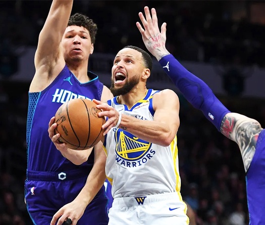 Stephen Curry lật cổ chân vẫn đưa Golden State Warriors đến top-6 miền Tây