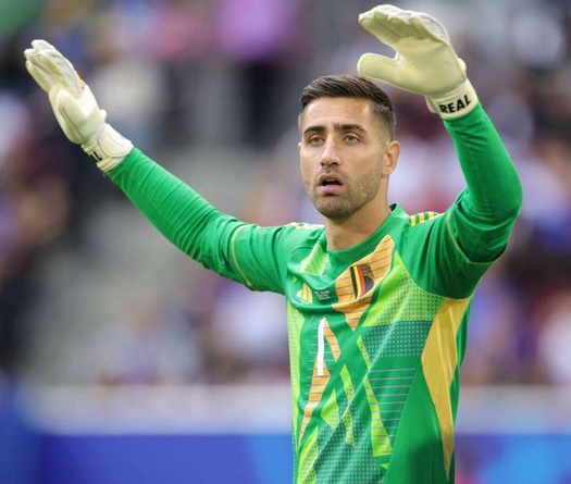 Thủ môn số 1 của Bỉ rời đội tuyển sau khi Courtois quyết định trở lại