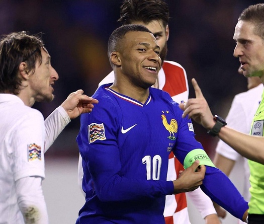 Modric tức giận với Mbappe vì giả vờ kiếm phạt đền và kết thúc bằng... tiếng cười