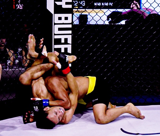 "Ngựa ô" MMA Việt Nam hạ đối thủ Trung Quốc bằng đòn siết cực hiếm