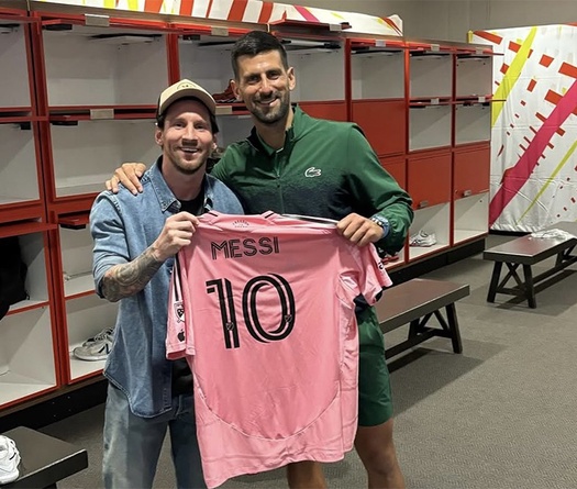 Lionel Messi và gia đình xem Novak Djokovic tại Miami Open 2025