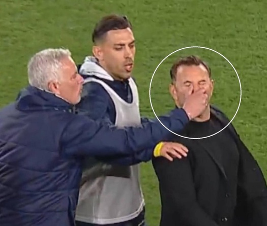 Mourinho làm trò hề với HLV đối phương trong một cuộc ẩu đả dữ dội