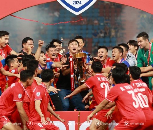 HLV Kim Sang Sik làm thầy các ngôi sao Đông Nam Á, đối đầu Man United