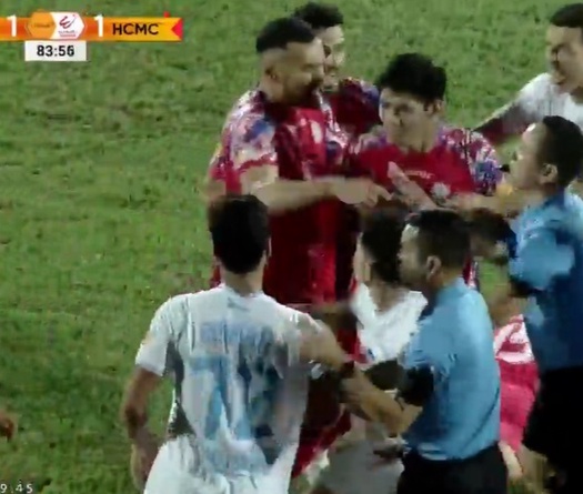 Cực nóng sân Thiên Trường: Xô xát, hai thẻ đỏ và phản ứng bất ngờ với trọng tài