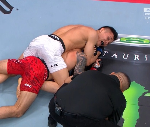 Quang Lê siết đối thủ bất tỉnh ở UFC: Chiến thắng đầu tiên cho Việt Nam