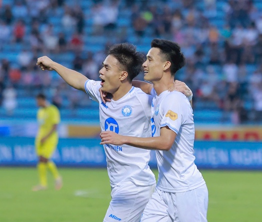 Nam Định tiến gần vô địch, HAGL thảnh thơi "đua" trụ hạng V.League