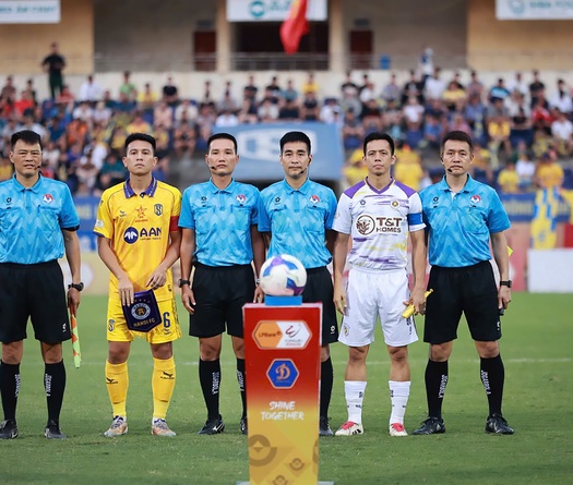 Bi hài trọng tài V.League: Quên cả luật, HLV ngán ngẩm