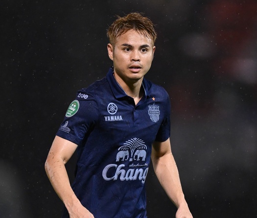 “Vua cùi chỏ” Theerathon đá xấu Quang Hải, may mắn thoát thẻ đỏ