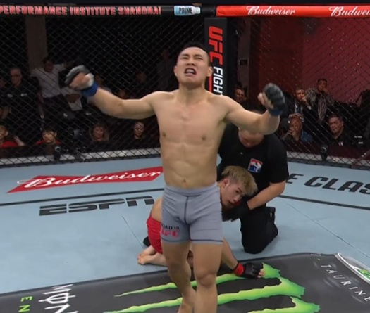 Nghiêm Văn Ý knockout võ sĩ Nhật Bản, thẳng tiến bán kết Road To UFC