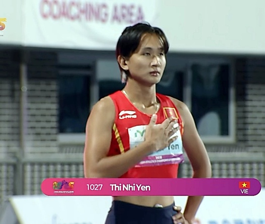 Trần Thị Nhi Yến nhận thưởng nóng cho tấm HCĐ 100m nữ Vô địch điền kinh châu Á