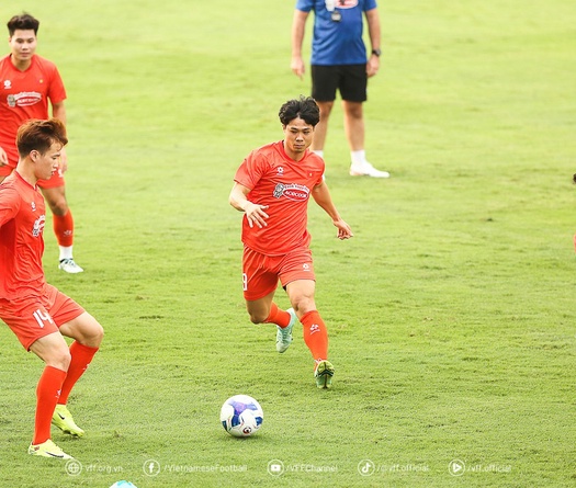 Phản ứng của HLV Kim Sang Sik về chấn thương của Công Phượng