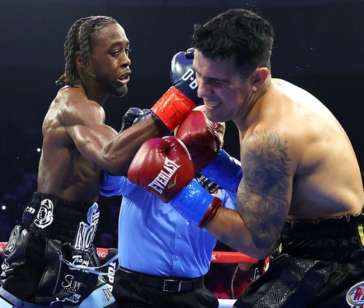 Davis vs De Los Santos: Thêm một bước cho cuộc đua khó lường ở Boxing hạng nhẹ