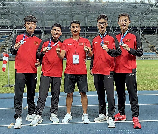 VIDEO đội hình tiếp sức 4x400m nam Việt Nam "xáo bài" vẫn phá kỷ lục quốc gia lần thứ 3 trong vòng 1 năm