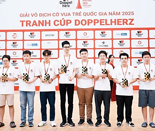 Đầu Khương Duy cùng Bành Gia Huy và nhiều kỳ thủ trẻ được vinh danh