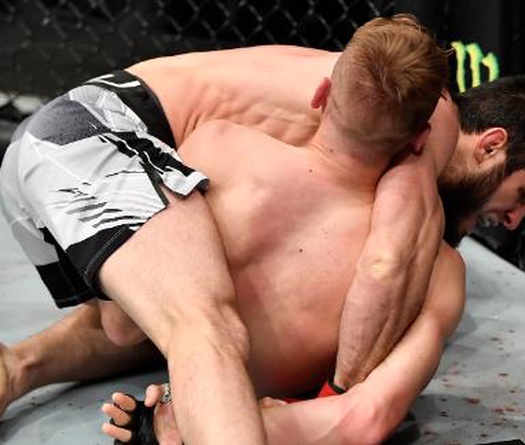 Cựu vương UFC Islam Makhachev đánh đối thủ cầu xin trọng tài dừng trận