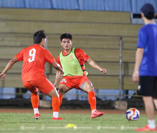 Cầu thủ U23 Việt Nam muốn nâng cúp vô địch trên sân của Indonesia