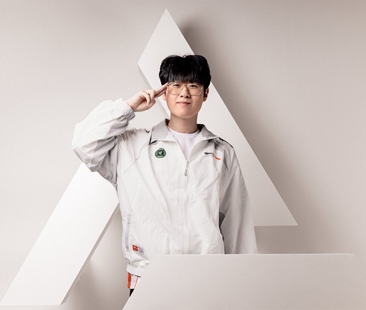 T1 xin lỗi Zeus, drama chuyển nhượng vẫn chưa khép lại?