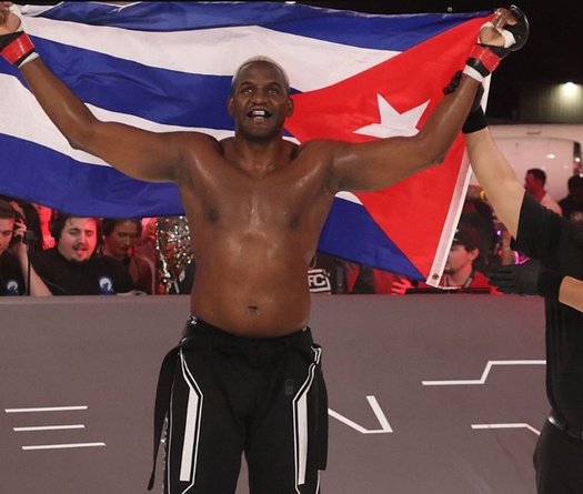  Bị UFC ruồng bỏ, HCĐ Olympic hạ 3 đối thủ ở giải Karate trong một đêm