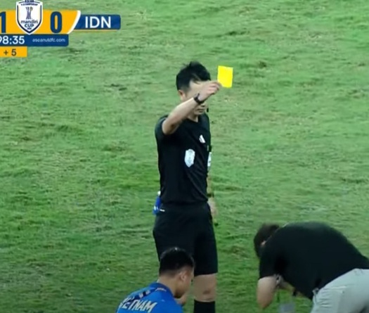 HLV Kim Sang Sik chắp tay lạy trọng tài, trợ lý Indonesia nhận thẻ đỏ vì “chơi bẩn”
