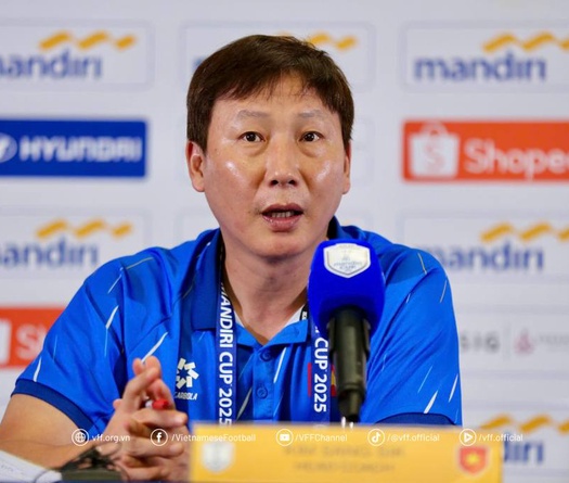 HLV Kim Sang Sik lý giải “chiêu” rải chai nước cản U23 Indonesia ném biên