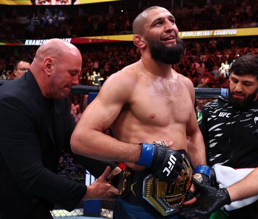 Khamzat Chimaev đè bẹp Dricus Du Plessis lên ngôi vô địch UFC