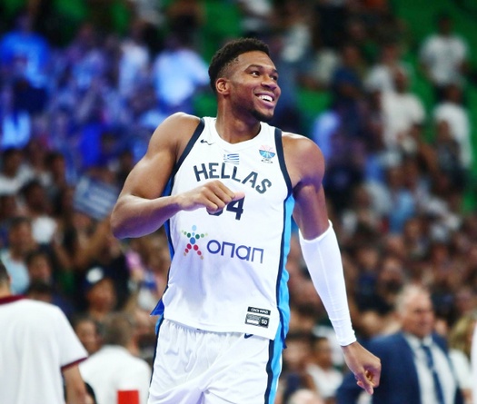 Vào sân 15 phút ghi 25 điểm, Giannis Antetokounmpo oanh tạc tuyển Latvia tiền EuroBasket 2025