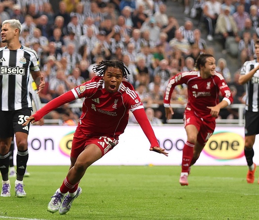 Liverpool thắng nghẹt thở ở phút 90+10 nhờ cầu thủ... 16 tuổi