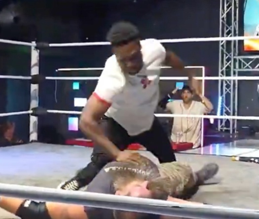 Con trai huyền thoại MMA bị điều tra vì hành hung đô vật biểu diễn