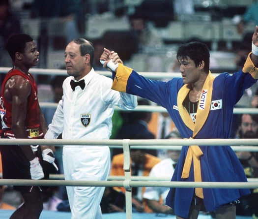 Huyền thoại Boxing nhận HCV Olympic từ đối thủ sau 35 năm: Sự cao thượng xóa nhòa sai lầm
