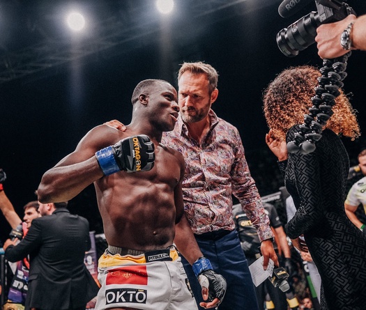 Nhà vô địch MMA lố cân, bù toàn bộ tiền cho đối thủ vẫn không được đấu