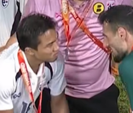 Khoảnh khắc bất ngờ: Cầu thủ Iraq làm điều lạ khi tiến gần “Messi Thái” sau pha triệt hạ