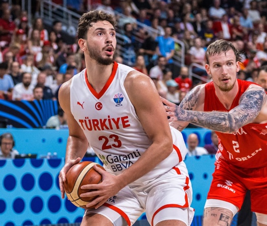 "Tiểu Jokic" Alperen Sengun rực sáng trời Âu, Thổ Nhĩ Kỳ nối dài mạch bất bại ở EuroBasket 2025