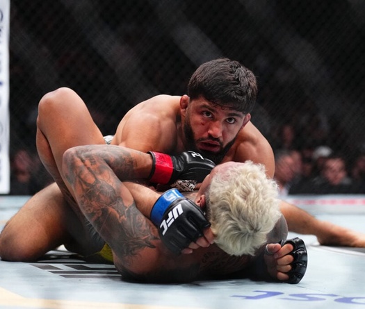 Arman Tsarukyan đấu cựu vô địch UFC khi đang "ngồi chơi"