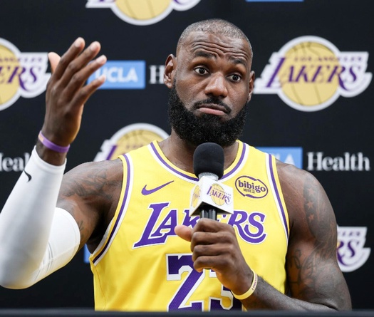 LeBron James dính chấn thương lạ, ngồi ngoài giai đoạn hội quân với Los Angeles Lakers