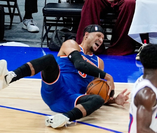 Chuyện lạ ở trận giao hữu đầu tiên của NBA 2025-26: Cầu thủ vừa chấn thương, vừa bị đuổi