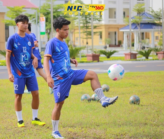 Xúc động chuyện chàng sinh viên Chăm phụ hồ, bốc vác theo con chữ và đam mê bóng đá