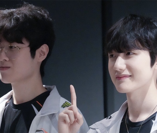 HLE Zeus: Khát khao đối đầu với T1 cùng lời hứa bắt Peanut... cạo đầu