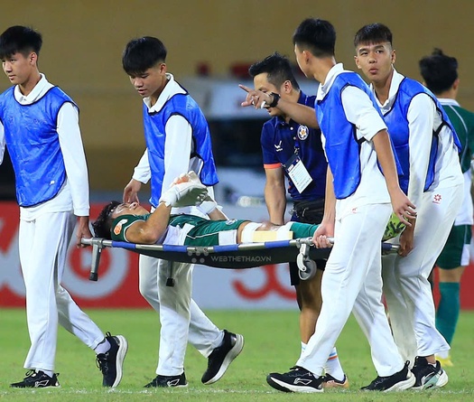  Thủ môn Bùi Tiến Dũng chấn thương nặng ngay trong ngày tái xuất V.League