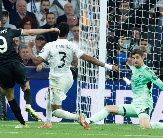 Courtois và phép màu trước Vlahovic gợi nhớ đến Casillas trước Robben tại World Cup