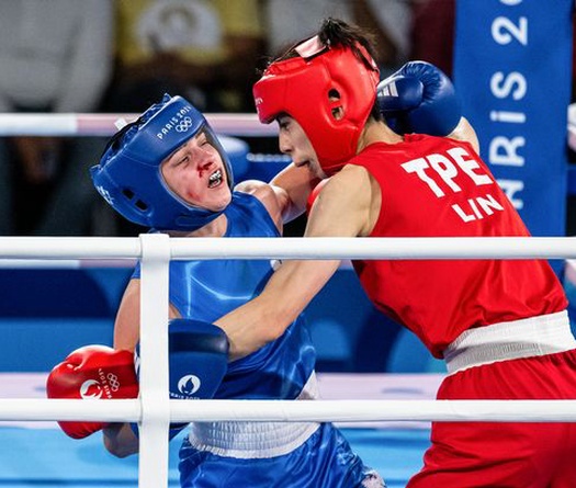 Nhà vô địch Olympic boxing nữ gây tranh cãi giới tính đấm knock-out đối thủ sau 94 giây