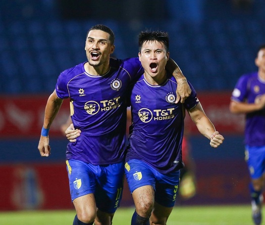 Nụ cười chiến thắng cho Harry Kewell và Đỗ Hoàng Hên ở trận đấu có 3 quả penalty