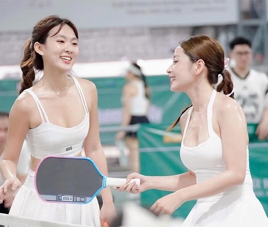 Chi Pu và "em Kim vén váy" tạo cơn sốt pickleball