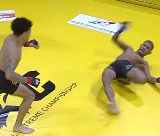 Cú knockout khiến chân võ sĩ bị xoắn rợn người tại giải MMA APEC 2025