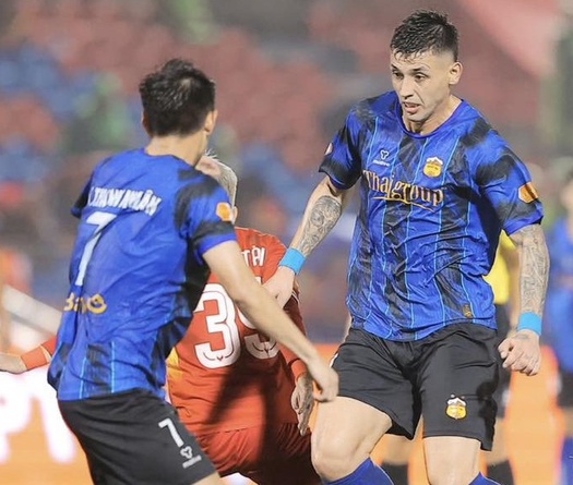 HAGL thua trận thứ 4 ở V.League với quả phạt đền gây tranh cãi